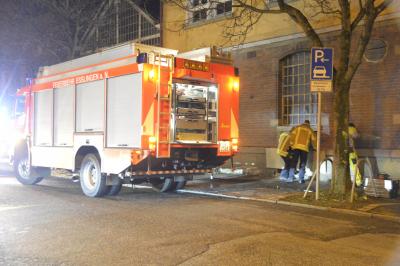 Esslingen: Frau faehrt mit Vollgas aus Parkhaus rammt Fussgaengerin und knallt gegen Mauer - mehrere Verletzte